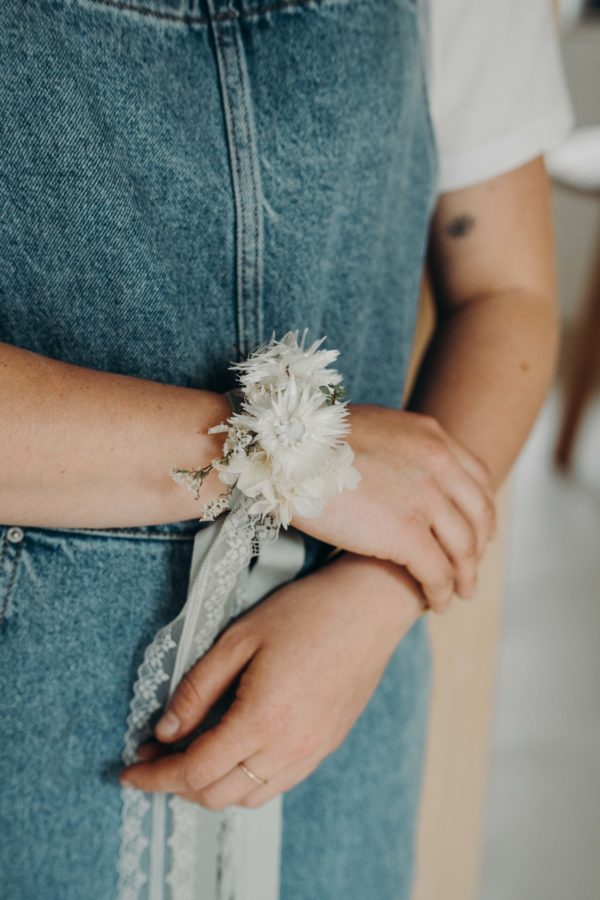 bracelets fleuries ainsi qu'un sixtus assorti